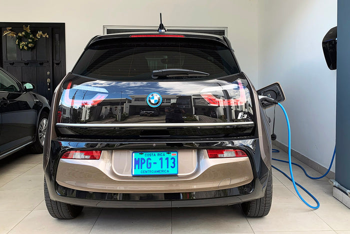 Recharge lente d'une voiture électrique à domicile pendant les heures de production solaire