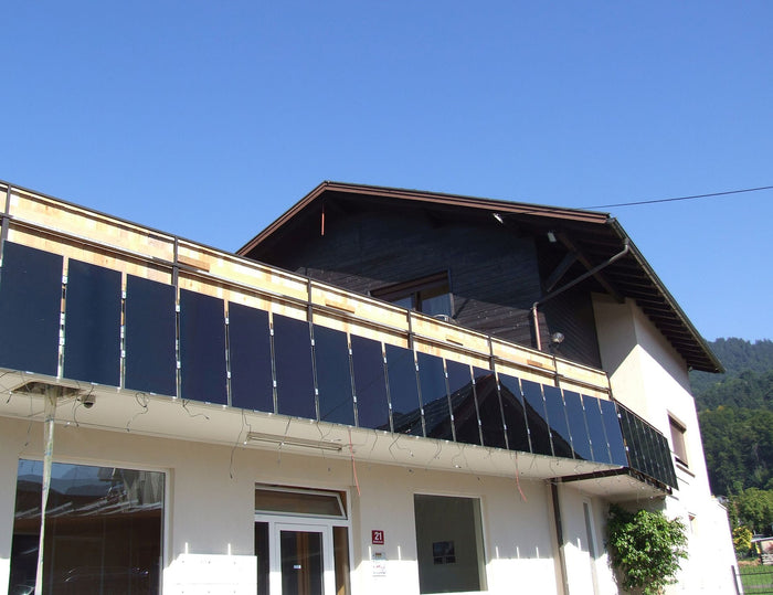 Panneaux solaires plug and play installés sur un balcon et une façade — alternatives à la toiture