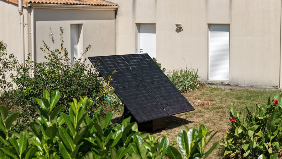 Panneaux solaires d'un kit posé au sol dans un jardin à Pompaire, Deux-Sèvres