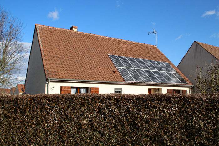 Maison individuelle équipée de panneaux solaires en toiture en France