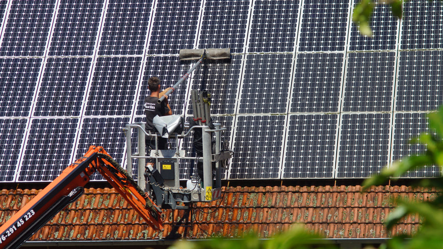 Nettoyage et entretien de panneaux solaires à l'eau claire