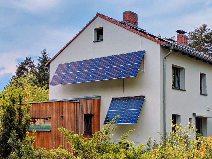 Panneaux solaires en façade d'un immeuble en copropriété