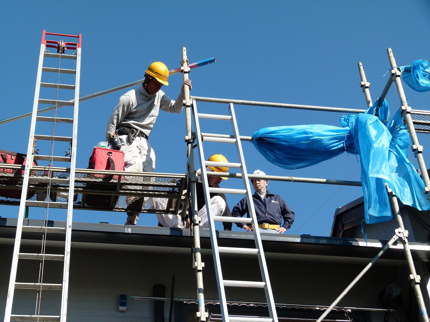 Installation de panneaux solaires en toiture par un technicien — passer du kit plug and play à l'installation complète