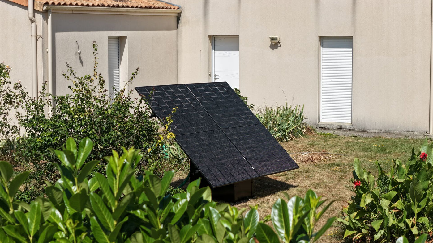 Panneaux solaires d'un kit posé au sol dans un jardin à Pompaire, Deux-Sèvres