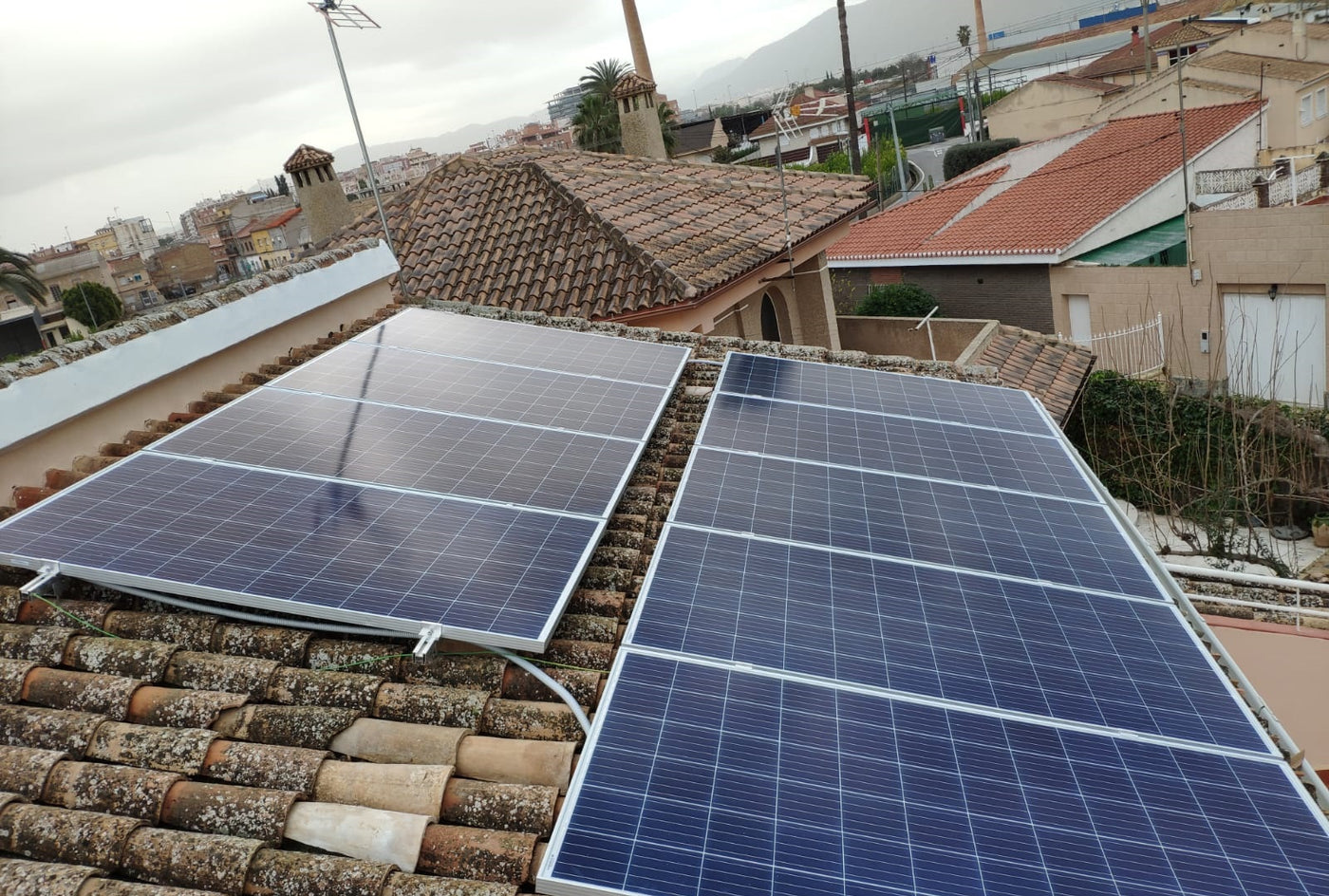 Panneaux solaires sur une toiture résidentielle — la réforme tarifaire du 4 juin 2026 recentre le photovoltaïque sur l'autoconsommation