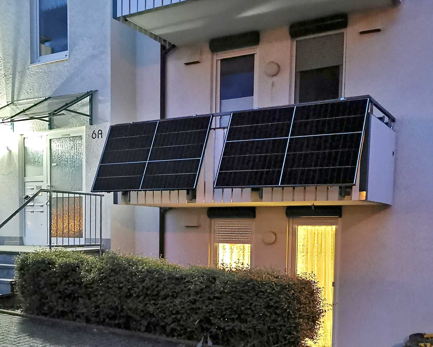 Kit solaire plug-and-play sur balcon avec micro-onduleur, branché sur prise extérieure