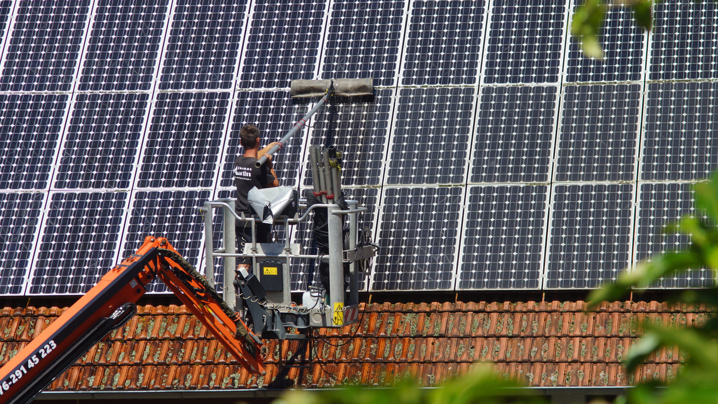 Nettoyage et entretien de panneaux solaires à l'eau claire