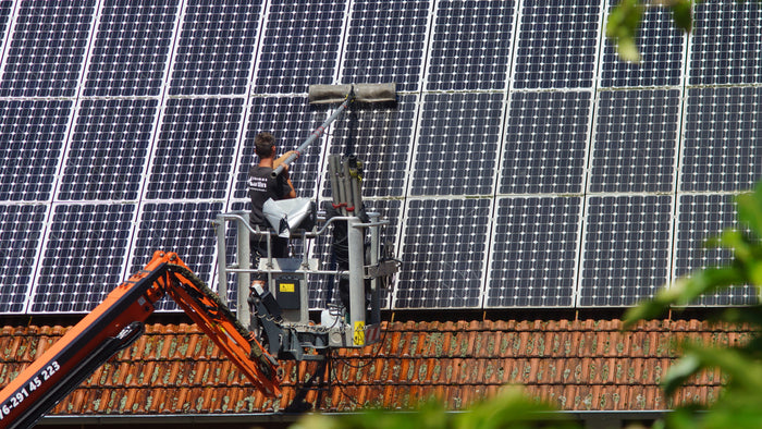 Nettoyage et entretien de panneaux solaires à l'eau claire