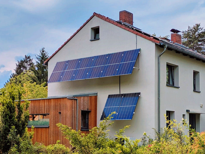 Panneaux solaires en façade d'un immeuble en copropriété